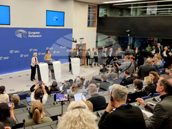 Франция - Страсбург - Урсула фон дер Лайен - Роберта Мецола