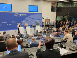 Франция - Страсбург - Урсула фон дер Лайен - Роберта Мецола