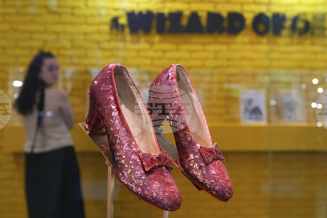 Червените обувки на Джуди Гарланд от "Магьосникът от Оз" бяха продадени за 28 милиона долара на търг