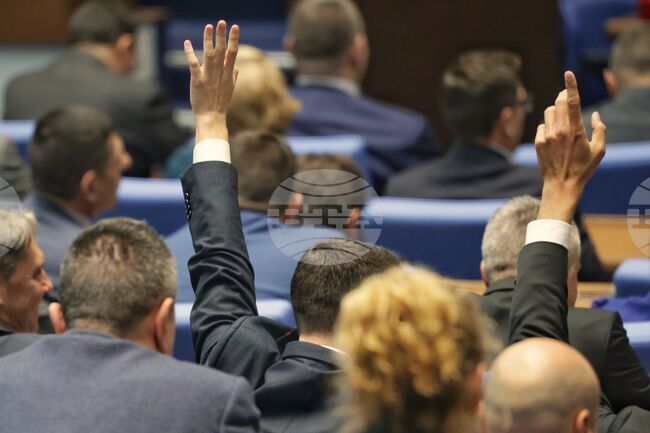 Депутатите не избраха председател на парламента и при седмия опит