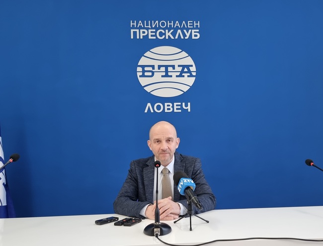 За една година от началото на мандата Общинският съвет в Ловеч няма нито едно решение в полза на гражданите, каза председателят Стефан Тихолов