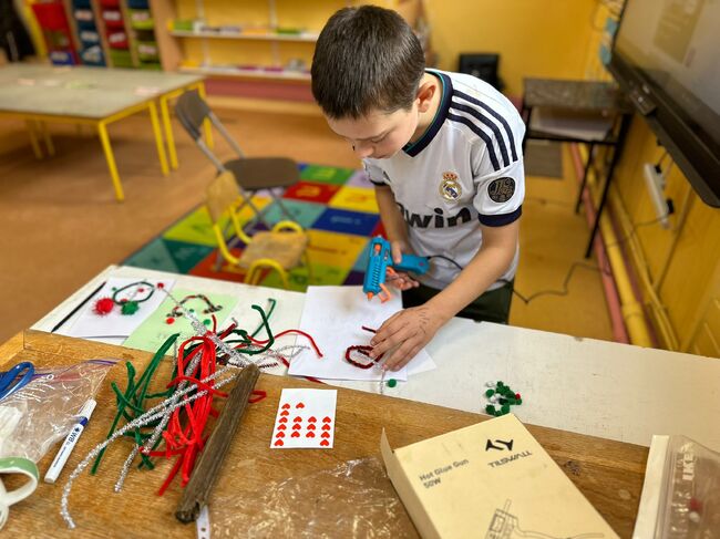 Ученици от училище „Азбука“ в Дъблин изработиха картички за възрастни хора от старчески дом в България