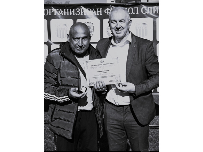 На 61-годишна възраст почина легендарното крило на футболния отбор на Сливен Демир Демирев-Бебо