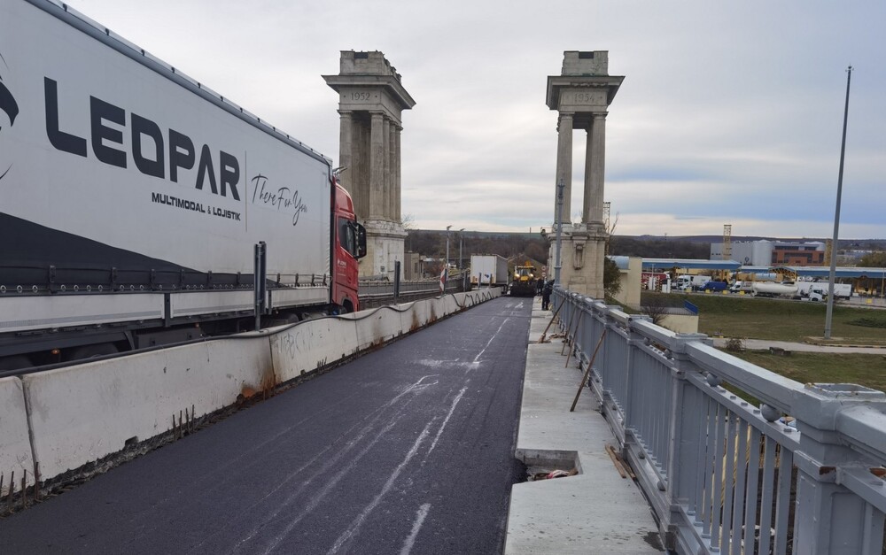 Работници монтират дилатационни фуги по време на основния ремонт на Дунав мост при Русе