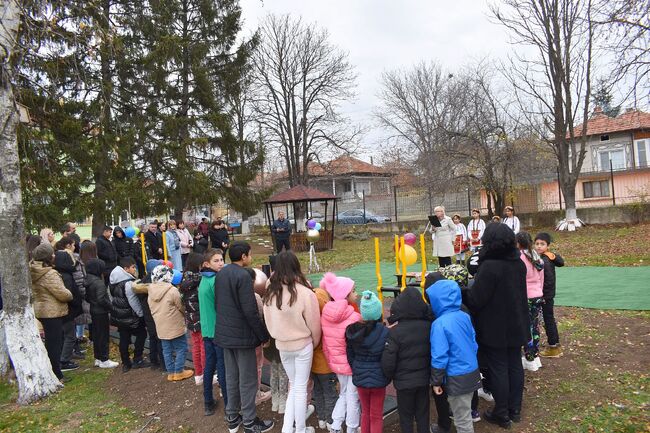 Нова спортна площадка с фитнес уреди ще радва учениците в училището в разградското село Стражец