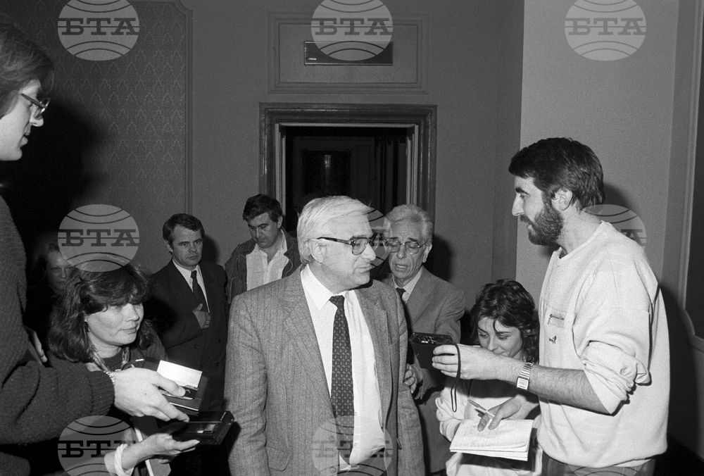 Второто правителство на Андрей Луканов подава оставка на 29 ноември 1990 г.