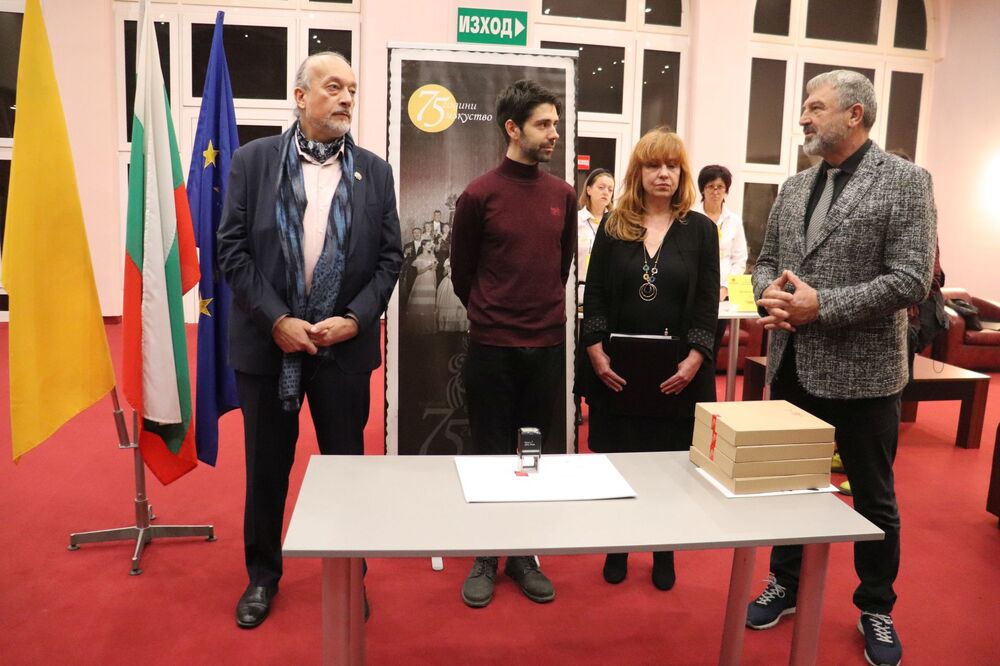 Областна администрация Русе: Валидираха пощенска марка посветена на 75-годишнината от основаването на Държавна опера – Русе 