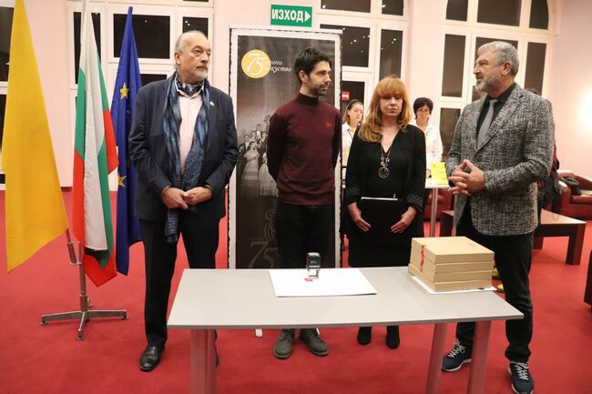 Областна администрация Русе: Валидираха пощенска марка посветена на 75-годишнината от основаването на Държавна опера – Русе