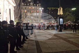 Народен театър „Иван Вазов“ - пиеса „Оръжията и човекът“ - протестиращи