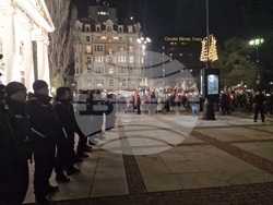 Народен театър „Иван Вазов“ - пиеса „Оръжията и човекът“ - протестиращи