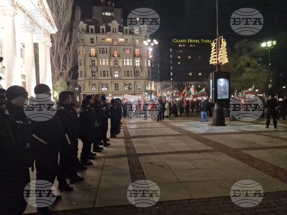 Народен театър „Иван Вазов“ - пиеса „Оръжията и човекът“ - протестиращи