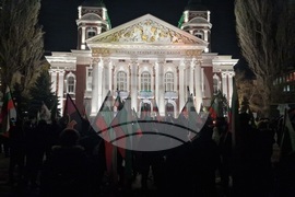 Народен театър „Иван Вазов“ - пиеса „Оръжията и човекът“ - протестиращи