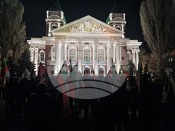 Народен театър „Иван Вазов“ - пиеса „Оръжията и човекът“ - протестиращи