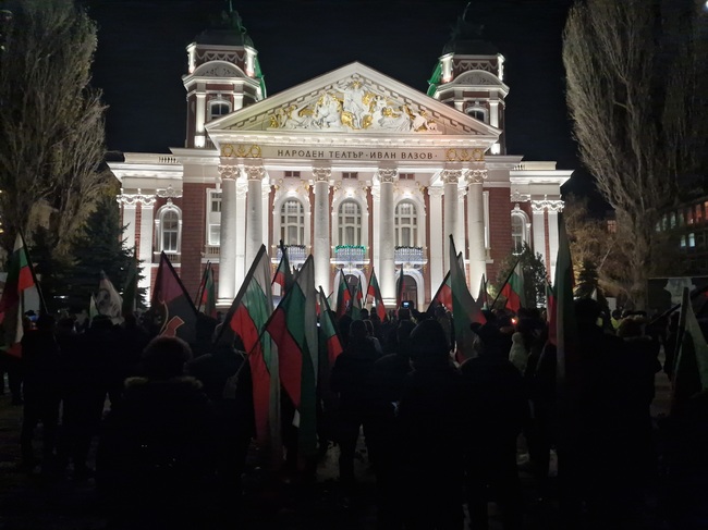 Шествието за годишнината от Ньойския договор стигна до сградата на Народния театър, участниците поискаха оставката на директора