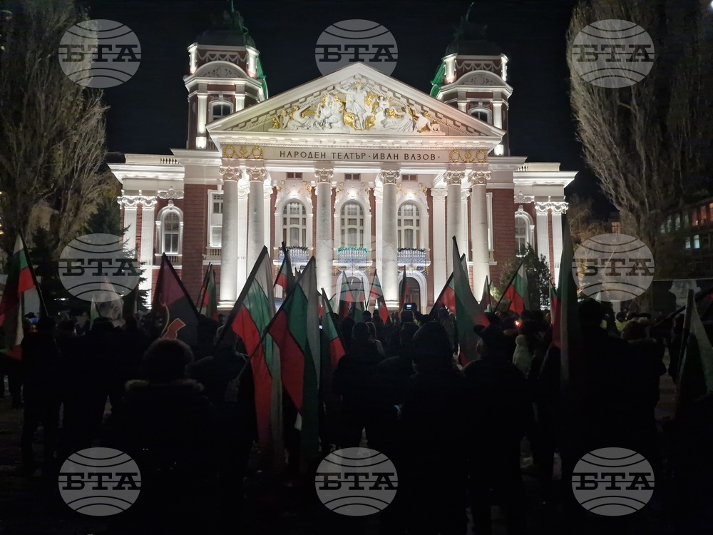 Народен театър „Иван Вазов“ - пиеса „Оръжията и човекът“ - протестиращи