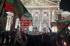 Народен театър „Иван Вазов“ - пиеса „Оръжията и човекът“ - протестиращи