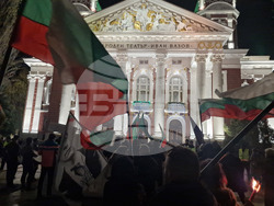 Народен театър „Иван Вазов“ - пиеса „Оръжията и човекът“ - протестиращи