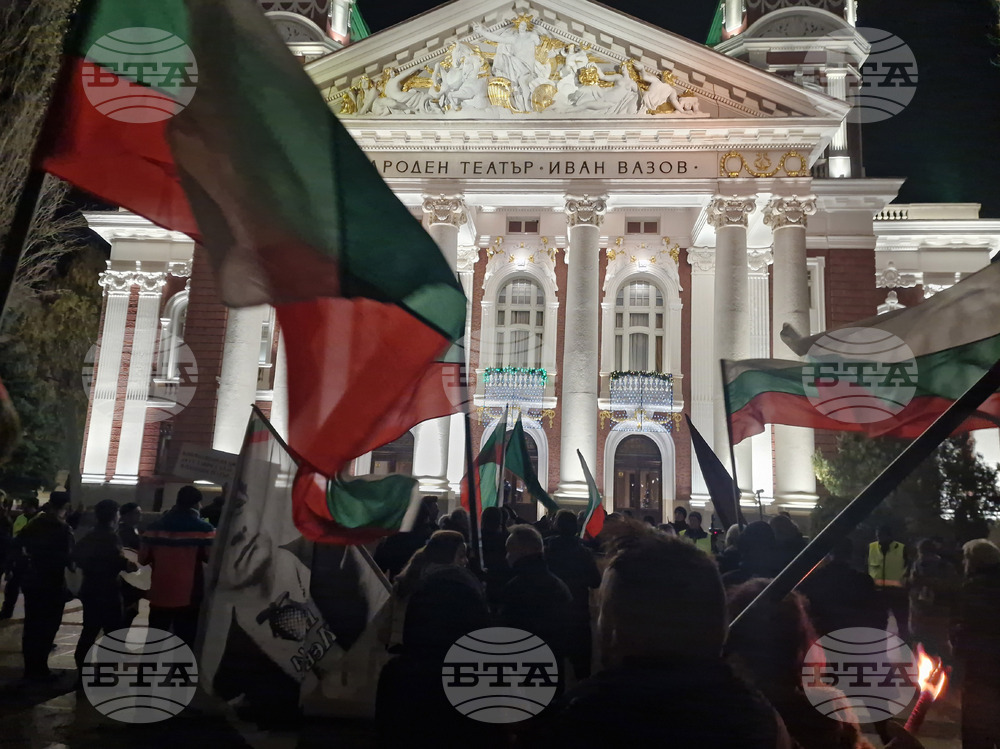 Народен театър „Иван Вазов“ - пиеса „Оръжията и човекът“ - протестиращи