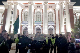 Народен театър „Иван Вазов“ - пиеса „Оръжията и човекът“ - протестиращи