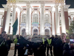 Народен театър „Иван Вазов“ - пиеса „Оръжията и човекът“ - протестиращи