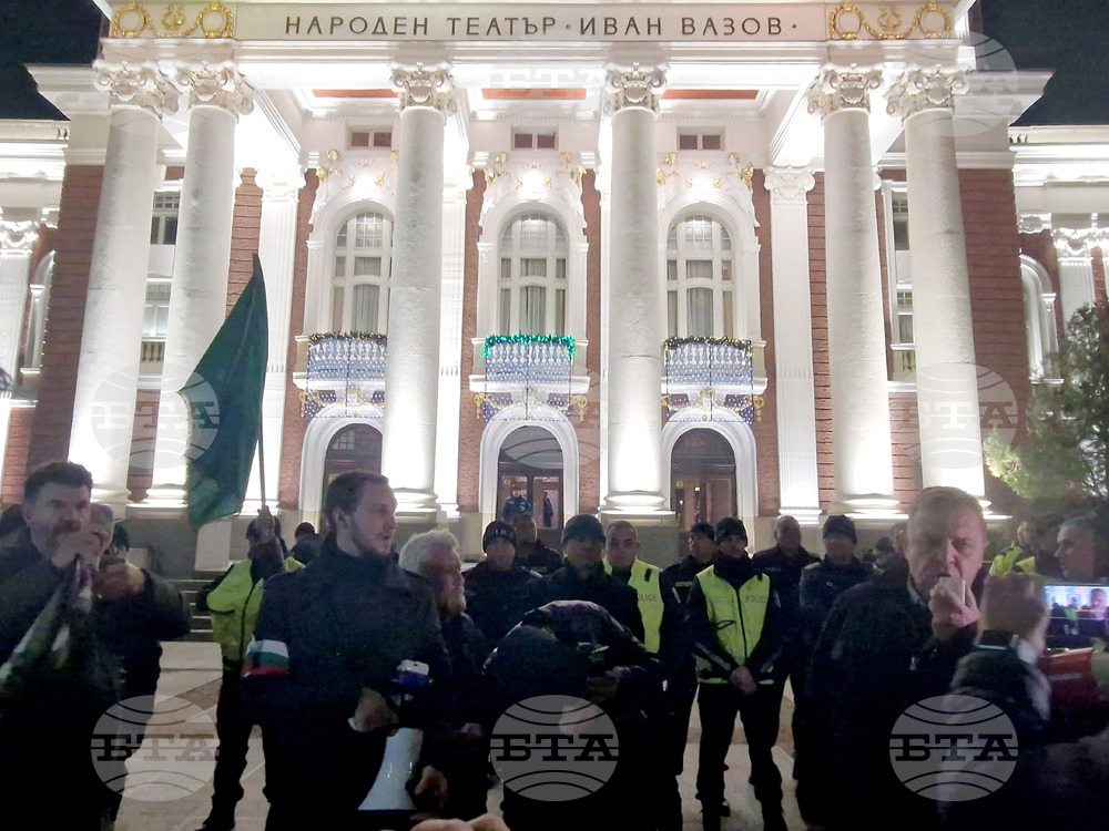 Народен театър „Иван Вазов“ - пиеса „Оръжията и човекът“ - протестиращи