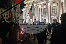 Народен театър „Иван Вазов“ - пиеса „Оръжията и човекът“ - протестиращи