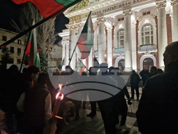 Народен театър „Иван Вазов“ - пиеса „Оръжията и човекът“ - протестиращи