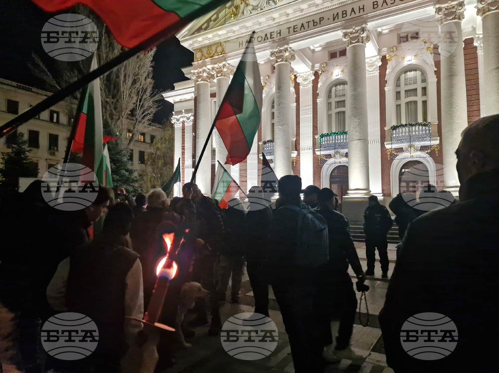 Народен театър „Иван Вазов“ - пиеса „Оръжията и човекът“ - протестиращи