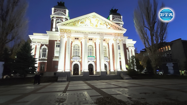 Граждани протестират пред Народния театър с искане за оставката на директора Васил Василев