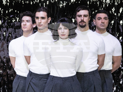 Яна Титова с актьорите от „Лисабон“ в Младежкия театър – като режисьор на „Лисабон“ от Захари Карабашлиев, снимка – Младежки театър/Иван Дончев