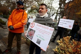 Столична община - протест - застрояване на градинка