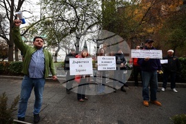 Столична община - протест - застрояване на градинка