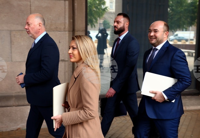 Когато е изтекъл мандатът на членовете на ВСС, органът продължава ли в пълнота да изпълнява конституционните си правомощия, питат от ГЕРБ-СДС