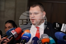 Народно събрание - кулоари - Делян Пеевски - брифинг