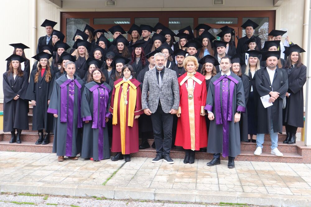 Областна администрация Русе: 65 абсолвенти от випуск 2024 на русенския филиал на ВУАРР получиха дипломите си, областният управител Драгомир Драганов ги поздрави