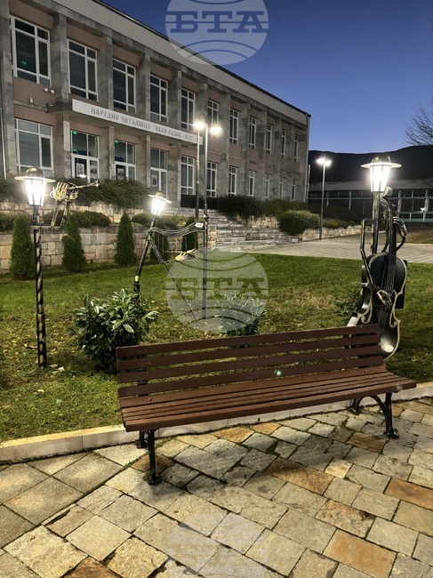 Три лампи с формата на арфа, тромбон и контрабас са монтирани в центъра на Берковица