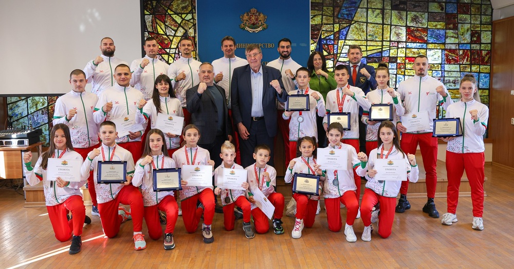 Министър Глушков награди българските таекуондисти с успехи от международни състезания