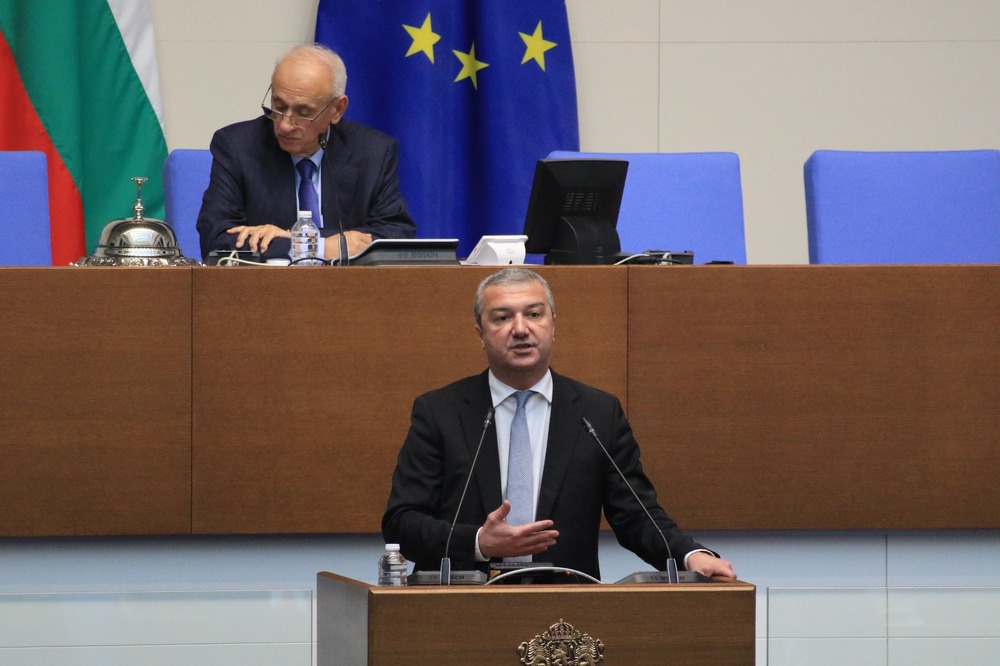 Няма как да има правителство без първия или втория, или двете политически сили заедно, каза Драгомир Стойнев от левицата