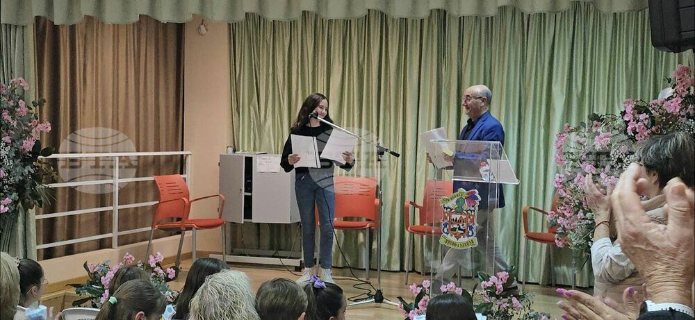 Ученичка от училище „Св. св. Константин и Елена“ в Ел Раал, Испания, спечели местен литературен конкурс на тема „Какво е баба/дядо за мен“