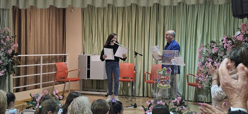 Ученичка от училище „Св. св. Константин и Елена“ в Ел Раал, Испания, спечели местен литературен конкурс на тема „Какво е баба/дядо за мен“