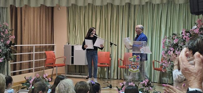 Ученичка от училище „Св. св. Константин и Елена“ в Ел Раал, Испания, спечели местен литературен конкурс на тема „Какво е баба/дядо за мен“