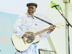 Малийският блусмен Бубакар Траоре ще изнесе концерт в София на 30 ноември. Снимка: организатори