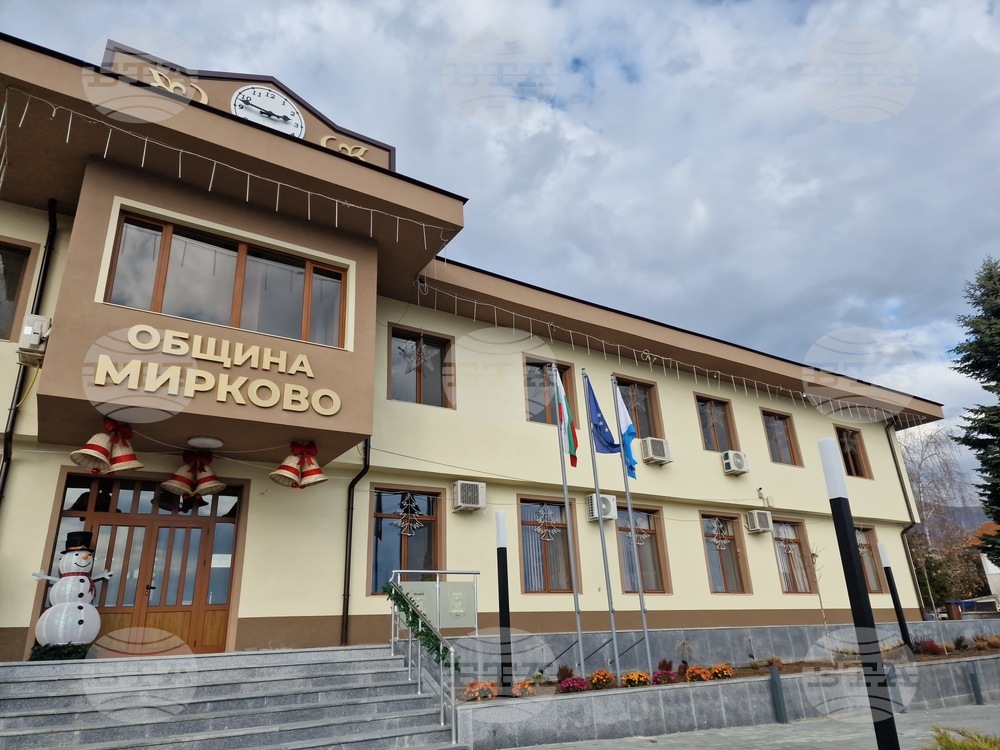Мирково - сграда на Община Мирково - коледна украса