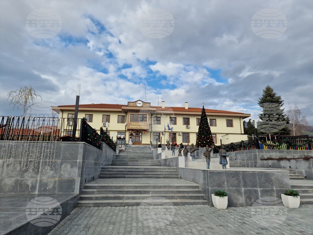 Мирково - сграда на Община Мирково - коледна украса