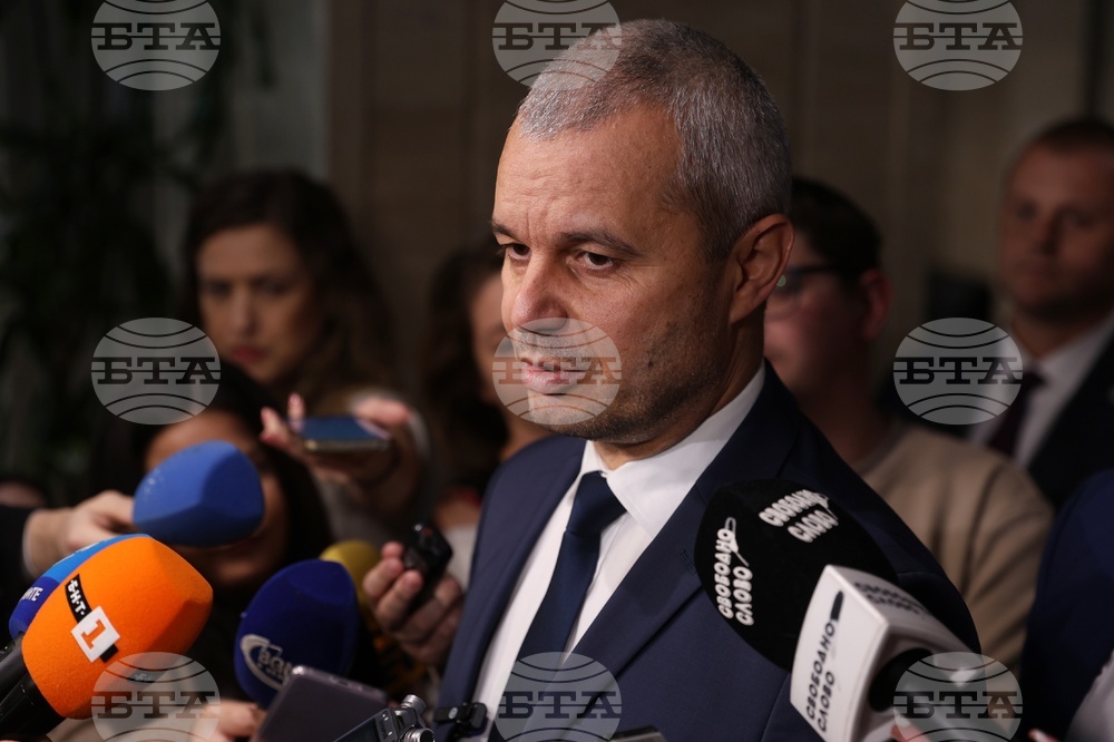 Представители на „Възраждане“ пристигнаха в сградата на президентството за консултации с държавния глава
