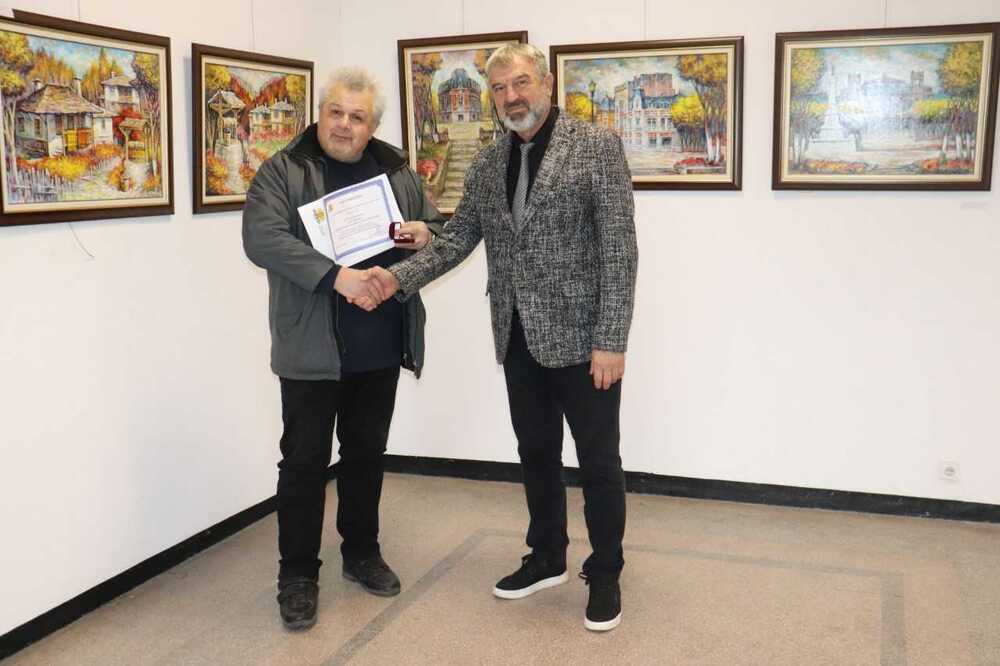 Областна администрация Русе: Председателят на Дружеството на художниците в Русе бе отличен със знака на областния управител