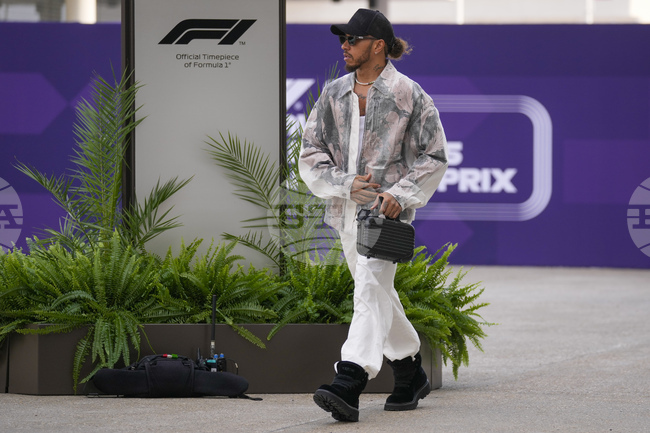 Люис Хамилтън се появи за пръв път в базата на Ферари