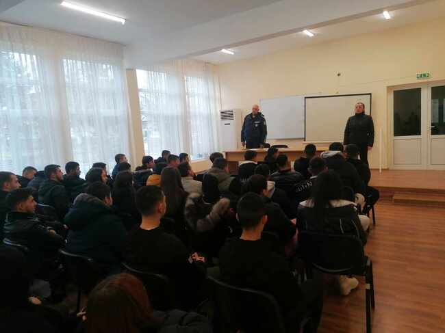 Образователни беседи са изнесени в училища във Велики Преслав и Каолиново в рамките на кампанията на МВР и УНИЦЕФ срещу домашното насилие