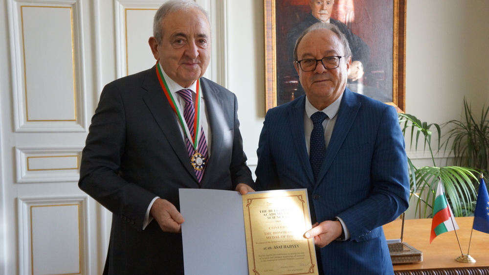 Академик Асаф Хаджиев бе удостоен с Отличителен знак на председателя на Българската академия на науките