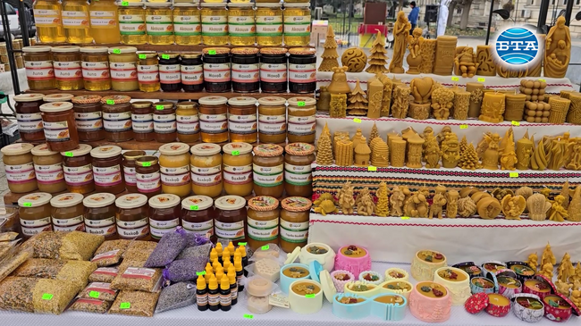 Пчелари от област Плевен участват в Празник на пчелните продукти